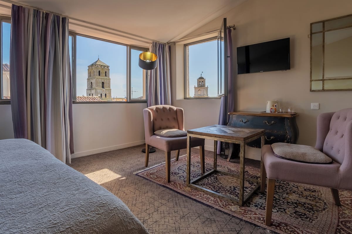 Panorama suite, 1 tweepersoonsbed, uitzicht op stad | 1 slaapkamer, luxe beddengoed, een minibar, een kluis op de kamer