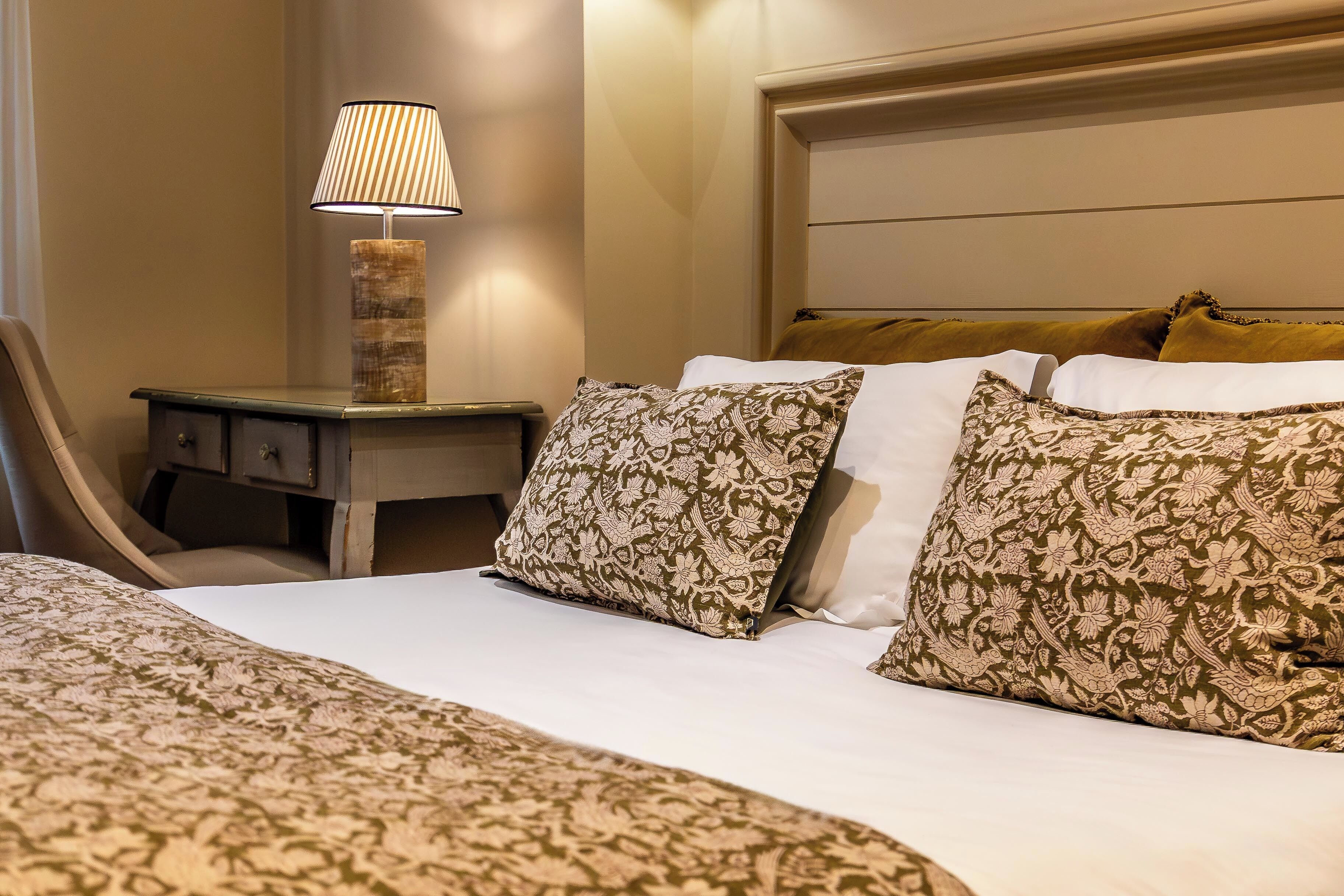 Habitación doble superior | Ropa de cama de alta calidad, minibar, caja fuerte y escritorio