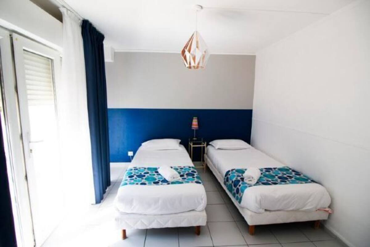 Een bureau, geluiddichte muren, een strijkplank/strijkijzer, gratis wifi