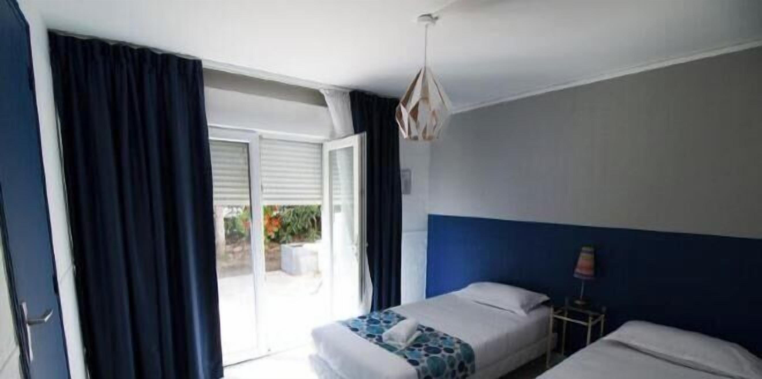 Skrivebord, lydisolert, strykejern/-brett og wi-fi (inkludert)