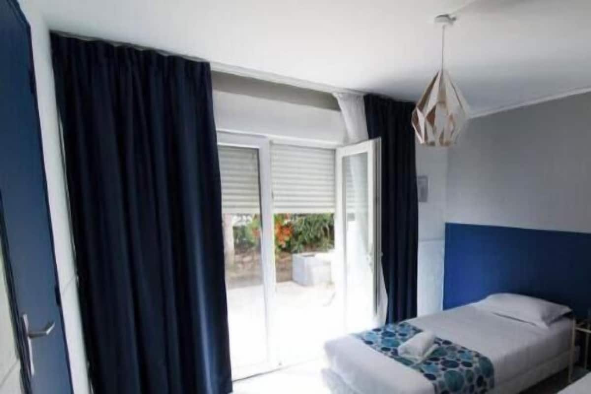 Desk, soundproofing, iron/ironing board, free WiFi