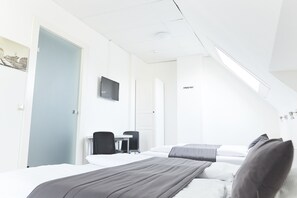 Vierpersoonskamer | Een laptopwerkplek, verduisterende gordijnen, geluiddichte muren