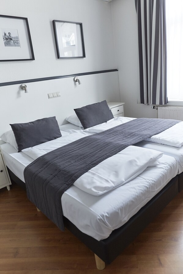 Kolmen hengen huone | Kannettavalle tietokoneelle sopiva työtila, pimennysverhot, äänieristys