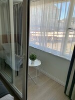 Espacio para trabajar con laptop y cortinas blackout