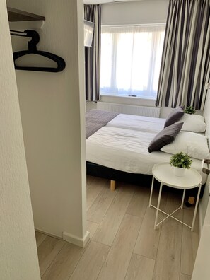 Een laptopwerkplek, verduisterende gordijnen, geluiddichte muren