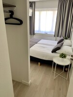 Espacio para trabajar con laptop y cortinas blackout