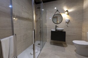 Standard Triple Room | Bathroom | Hair dryer, bidet, towels, soap - Hotel América (Porto)