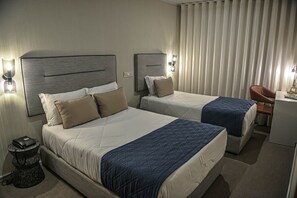 Standard Triple Room | Blackout drapes, free WiFi, bed sheets - Hotel América (Porto)
