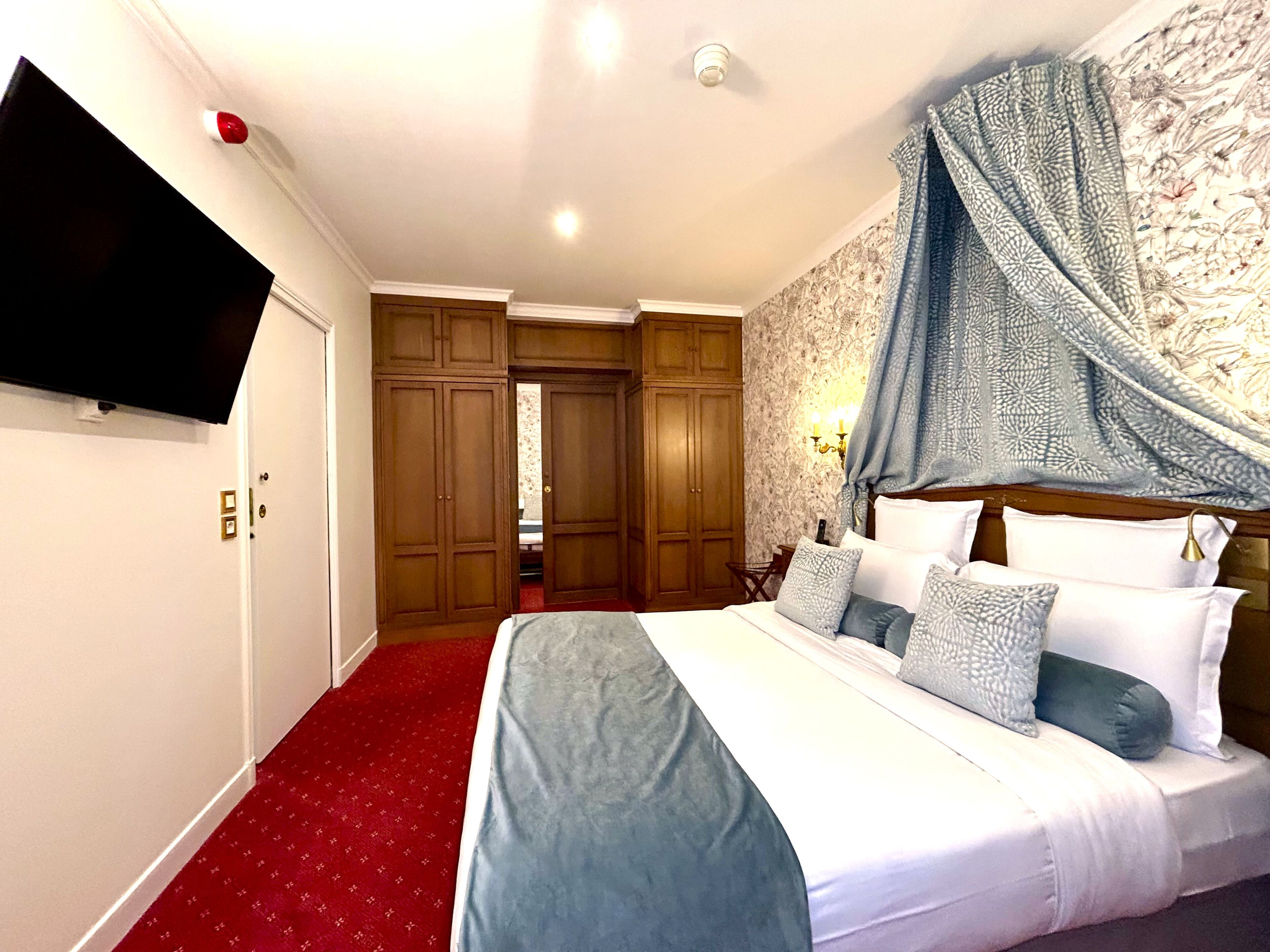 Sviitti | Allergiatestatut vuodevaatteet, minibaari, tallelokero huoneessa