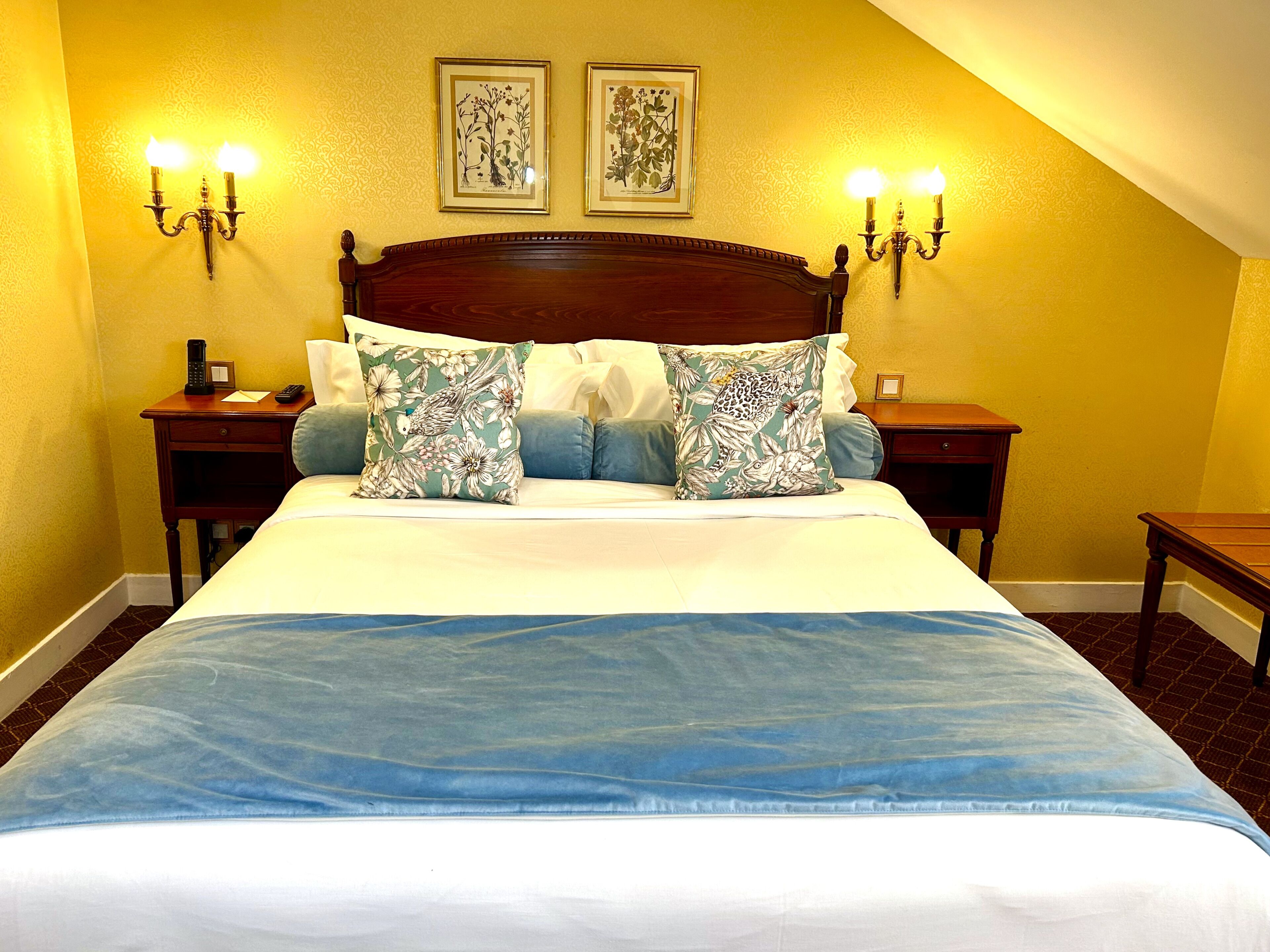 Kahden hengen huone | Allergiatestatut vuodevaatteet, minibaari, tallelokero huoneessa