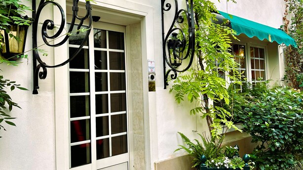 Pintu masuk properti