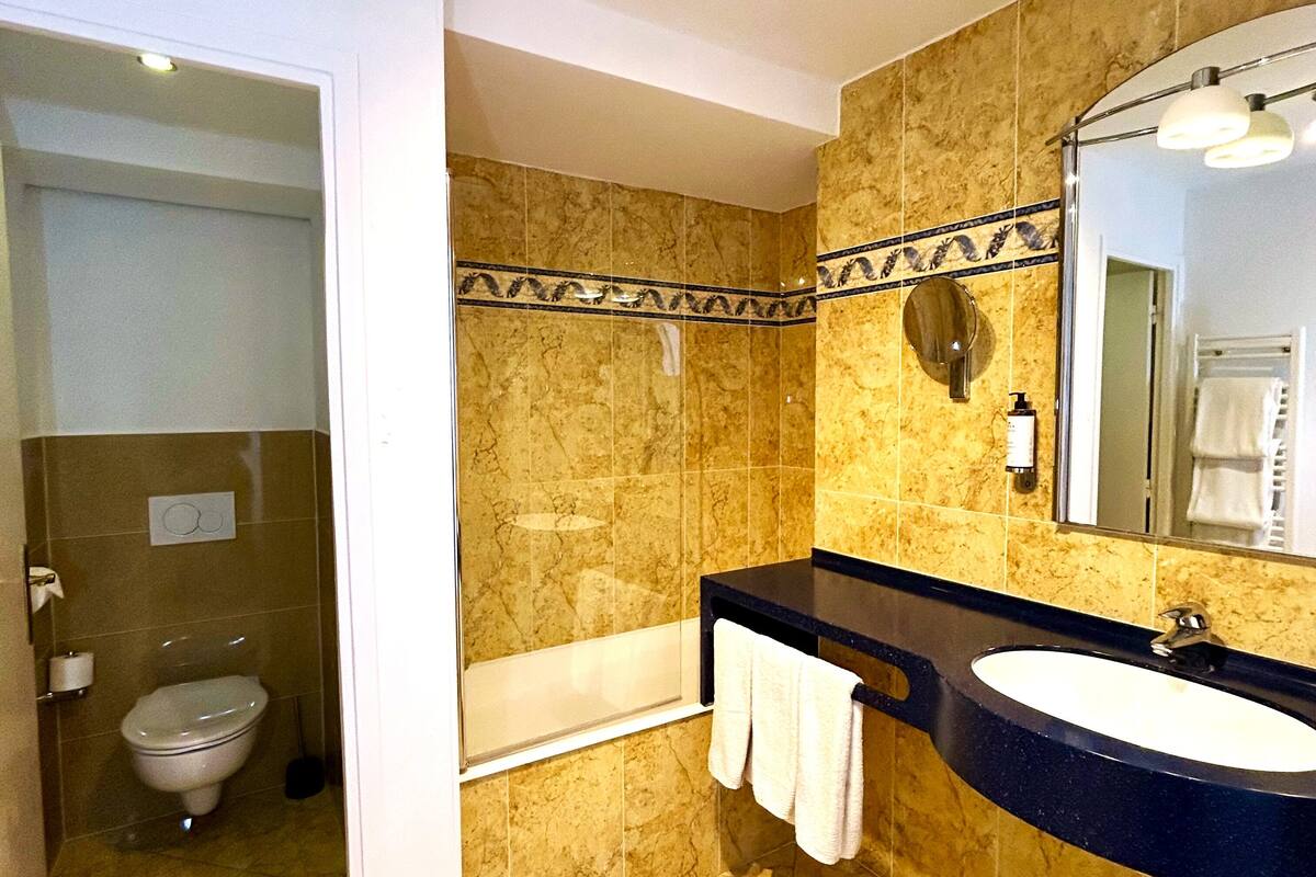 Phòng đôi hoặc 2 giường đơn Deluxe | Phòng tắm | Máy sấy tóc, áo choàng tắm, dép đi trong nhà, khăn tắm 