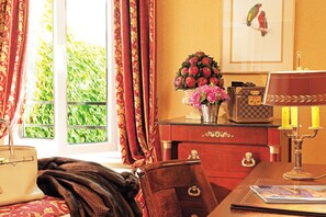 Hypo-allergenic bedding, minibar, in-room safe, individually furnished - Hôtel De Varenne (Paris)