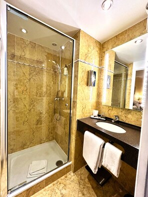 Kamar Double | Kamar mandi | Pengering rambut, jubah mandi, sandal, dan handuk