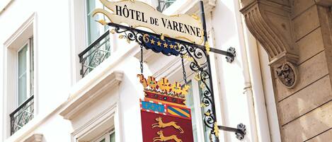 Placa para o "Hôtel de Varenne" com um brasão.