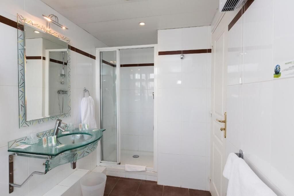 separate bathtub and shower, hair dryer, towels