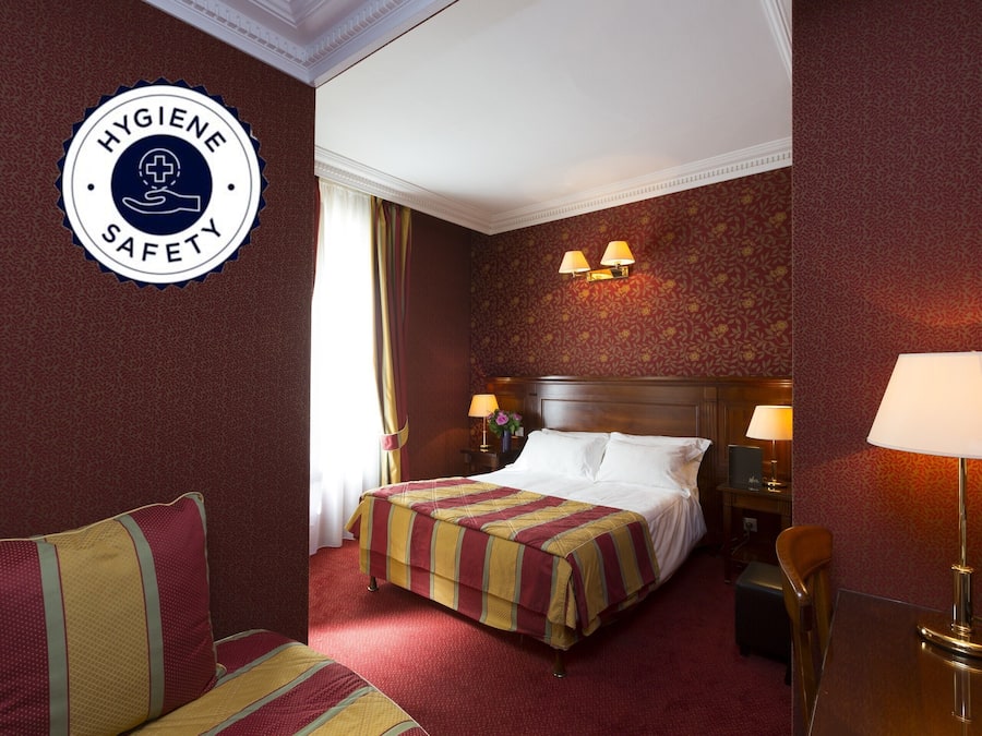 Cofres nos quartos, escrivaninha, cortinas blackout