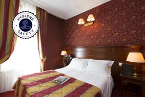 Cofres nos quartos, escrivaninha, cortinas blackout