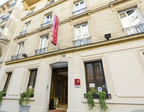Front of property - Hotel Niel (Paris)