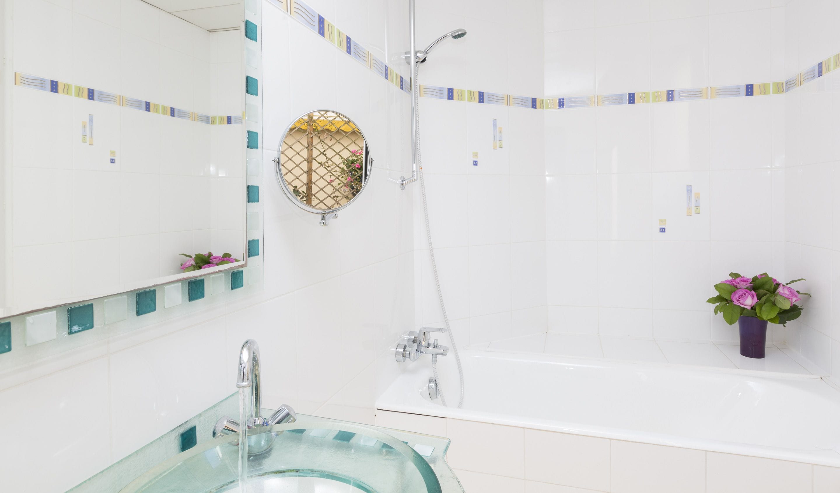 separate bathtub and shower, hair dryer, towels