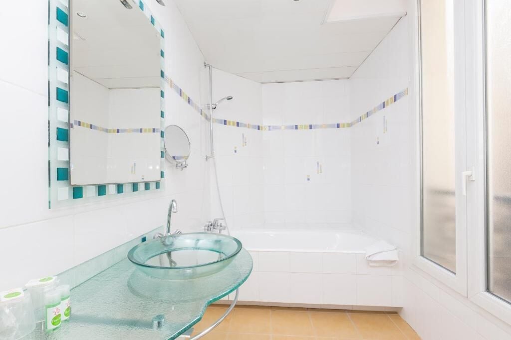 separate bathtub and shower, hair dryer, towels