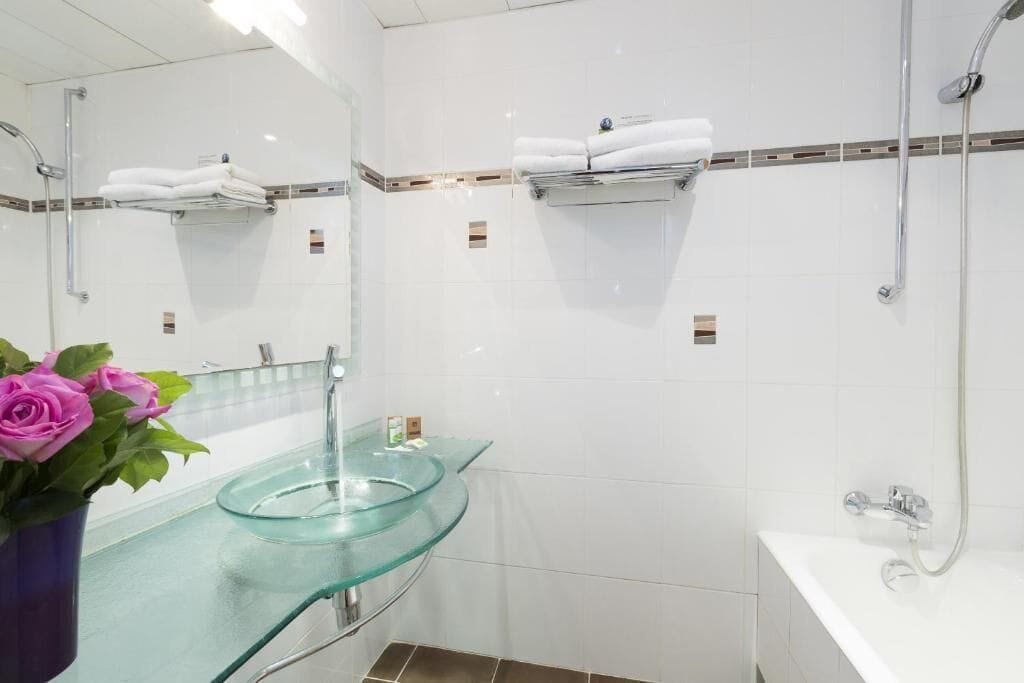 separate bathtub and shower, hair dryer, towels