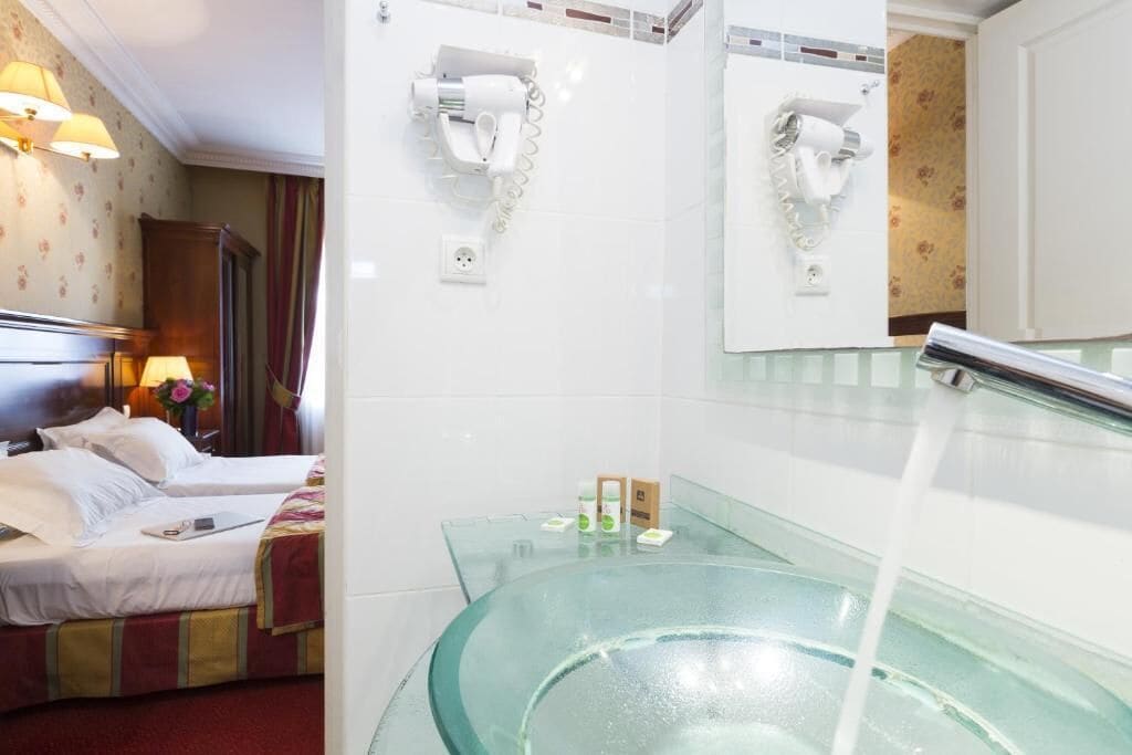 separate bathtub and shower, hair dryer, towels
