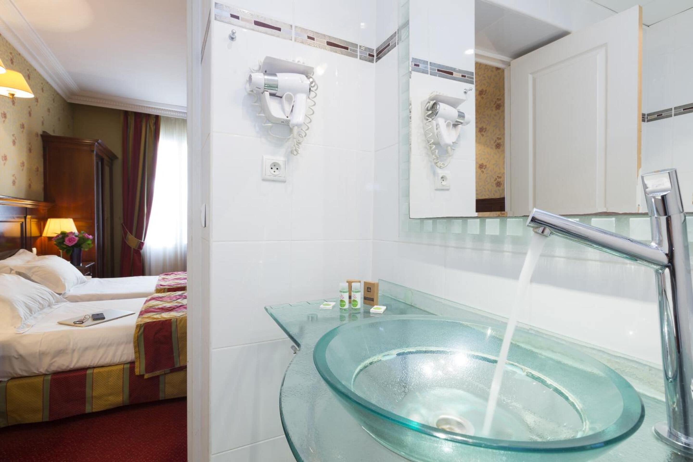 separate bathtub and shower, hair dryer, towels
