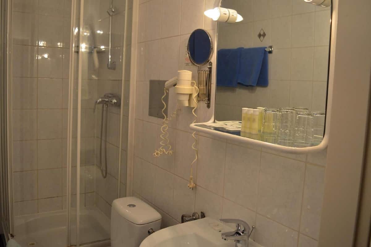 浴室 | 淋浴設備、風筒、拖鞋、提供毛巾