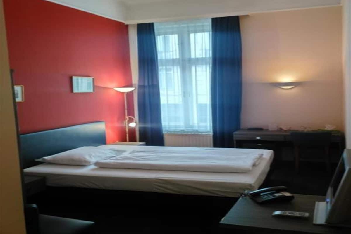 迷你吧、房內夾萬、書桌、遮光窗簾/窗簾