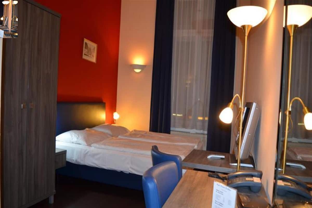 迷你吧、房內夾萬、書桌、遮光窗簾/窗簾