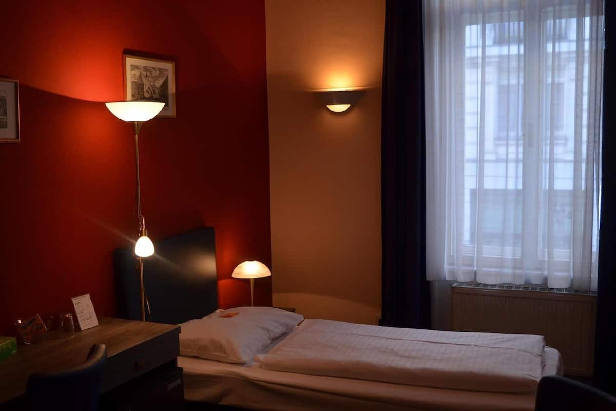 迷你吧、房內夾萬、書桌、遮光窗簾/窗簾