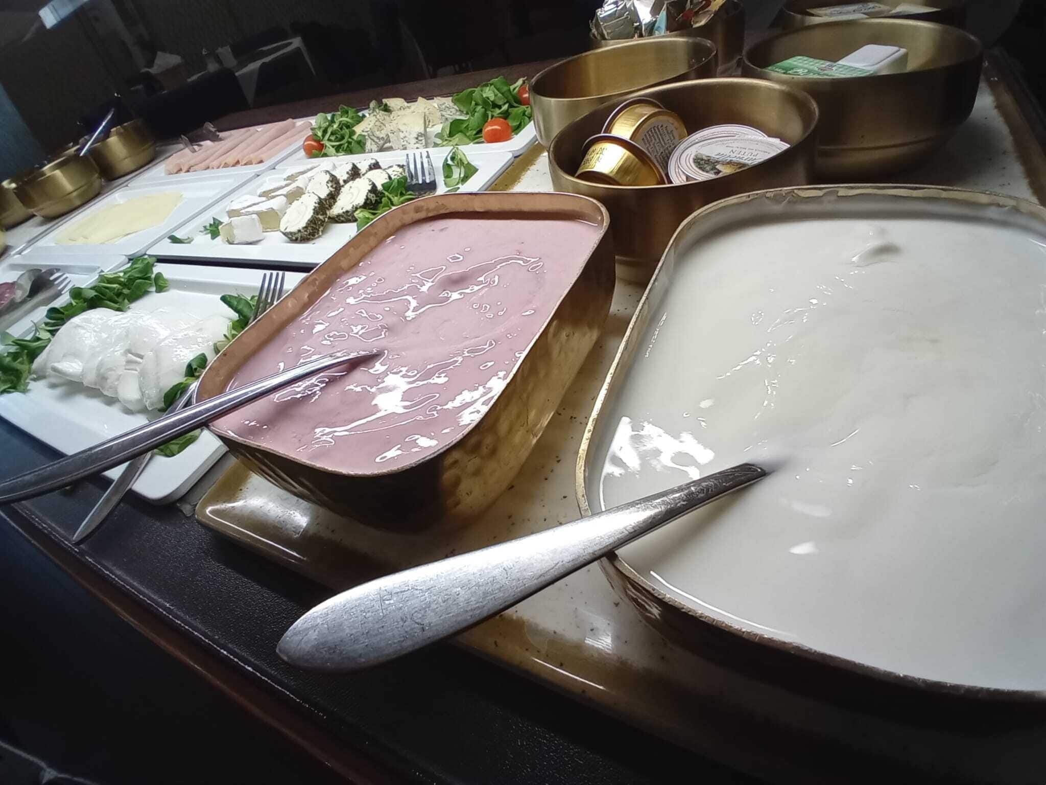 Ein reichhaltiges Buffet mit verschiedenen Speisen und Besteck.