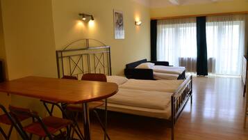 Executive-Apartment, 1 King-Bett und Schlafsofa, Küche | Wohnzimmer | Flachbildfernseher