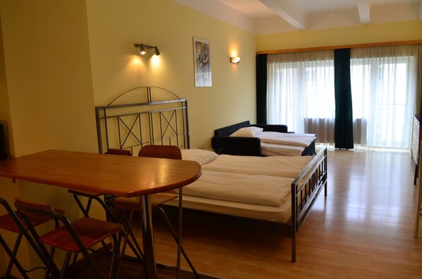 Executive Apartment, 1 King Bed with Sofa bed, Kitchen | Living room