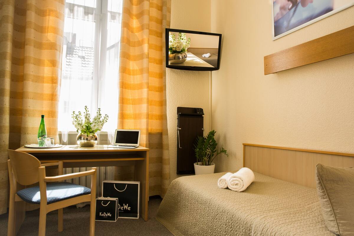 Zimmersafe, Schreibtisch, Zustellbetten, kostenloses WLAN