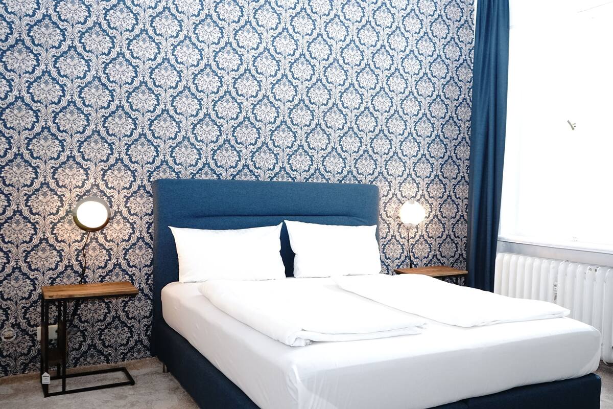 Basic-Doppel- oder -Zweibettzimmer | Zimmersafe, Schreibtisch, Zustellbetten, kostenloses WLAN