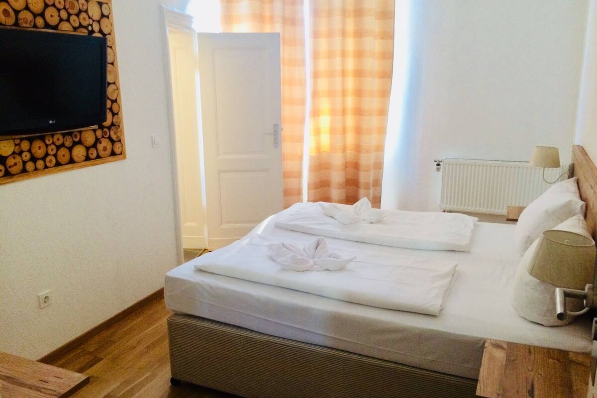 Deluxe-Doppel- oder -Zweibettzimmer | Zimmersafe, Schreibtisch, Zustellbetten, kostenloses WLAN