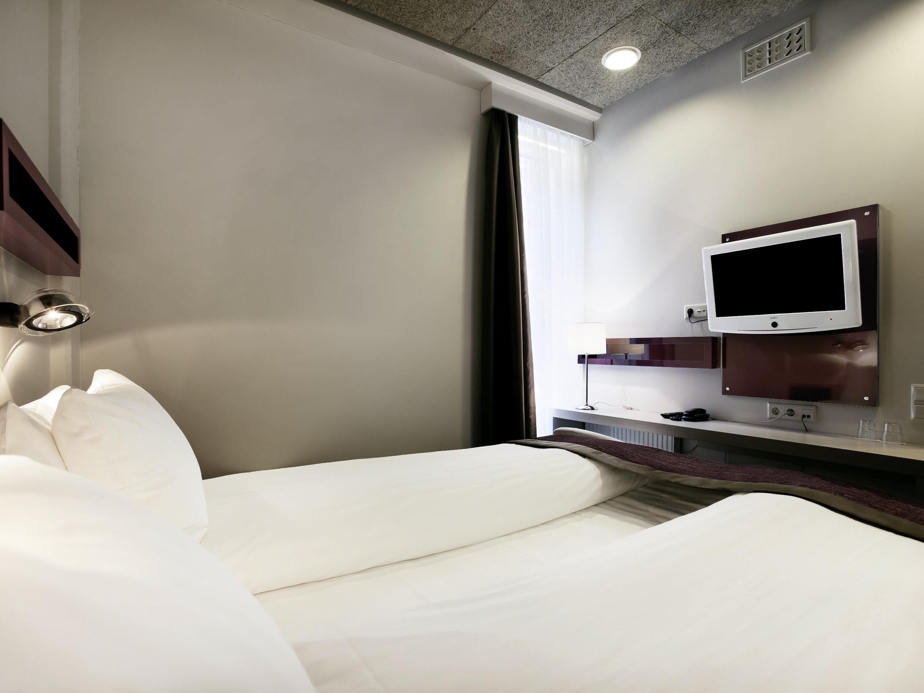 cabin, 1 double bed, ground floor | premium bedding, desk, blackout curtains, free wifi