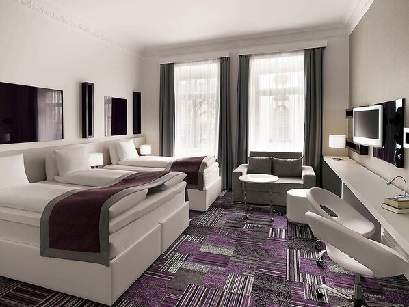 Standard trippelrum - flera sängar | Sängtillbehör av högsta kvalitet, skrivbord och mörkläggningsgardiner