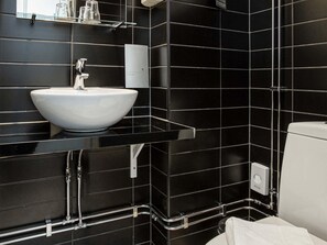 Chambre double (Petite) | Salle de bain | Douche, articles de toilette écologiques, séchoir à cheveux