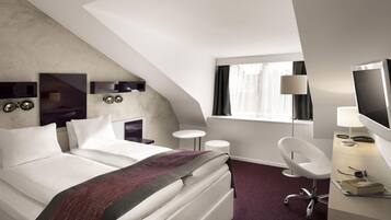 Premium bedding, desk, blackout curtains, free WiFi