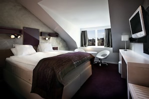 Premium bedding, desk, blackout curtains, free WiFi