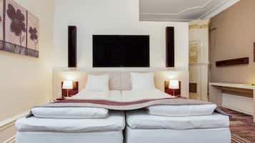Habitación triple estándar, varias camas | Ropa de cama de alta calidad, escritorio y cortinas blackout
