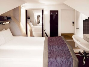 Habitación doble estándar, 1 cama matrimonial | Ropa de cama de alta calidad, escritorio y cortinas blackout