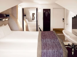 Premium bedding, desk, blackout drapes, free WiFi