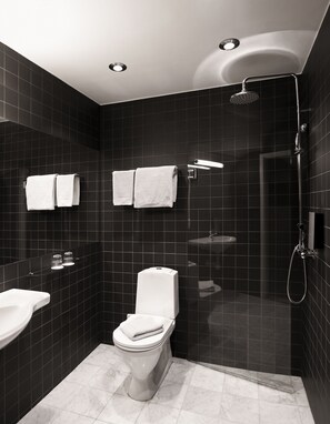 Een douche,  milieuvriendelijk toiletgerief, een haardroger, handdoeken