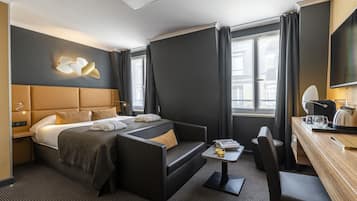 Een kluis op de kamer, een bureau, een laptopwerkplek, gratis wifi