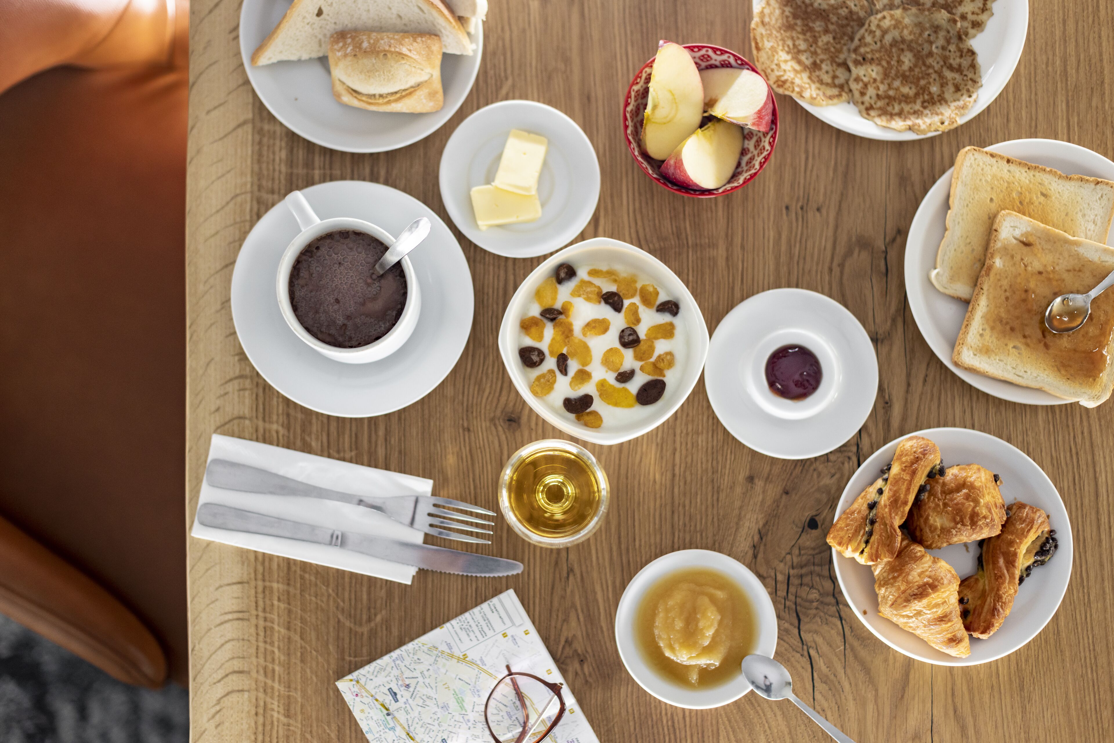 Una mesa de desayuno con diferentes alimentos y un mapa.