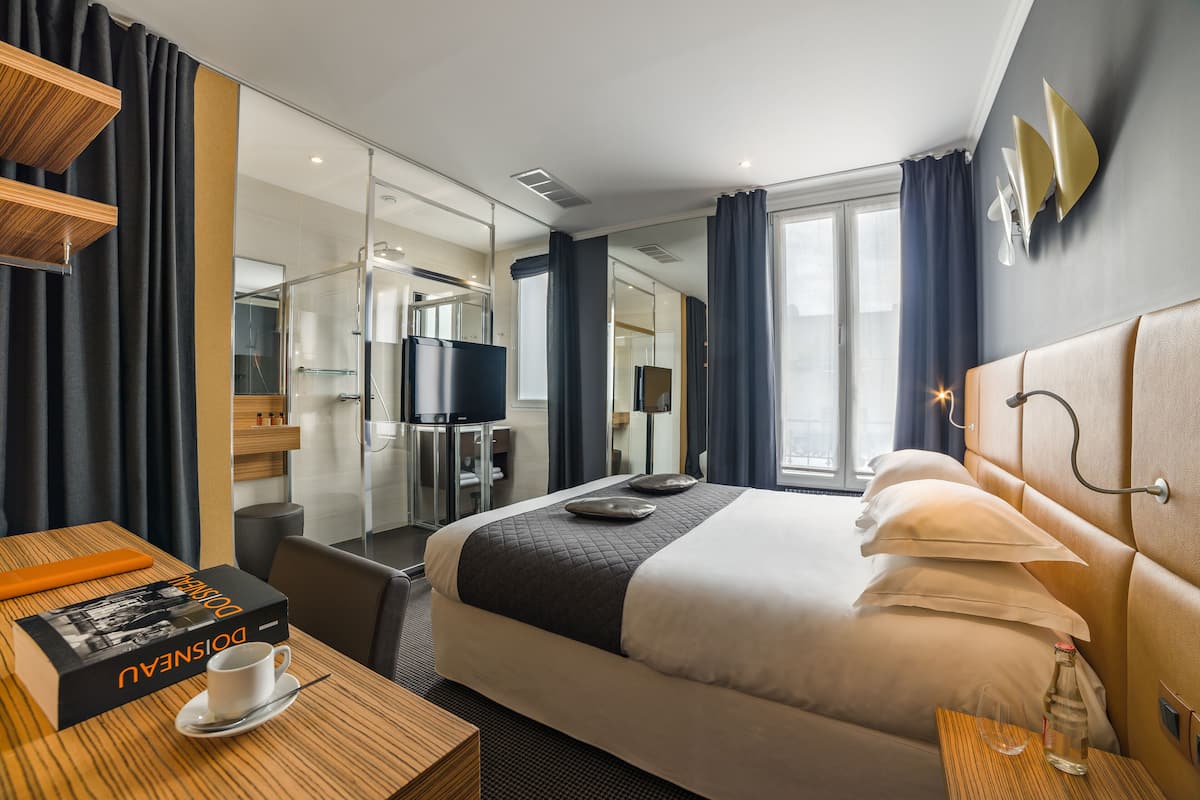 Comfort tweepersoonskamer | Een kluis op de kamer, een bureau, een laptopwerkplek, gratis wifi